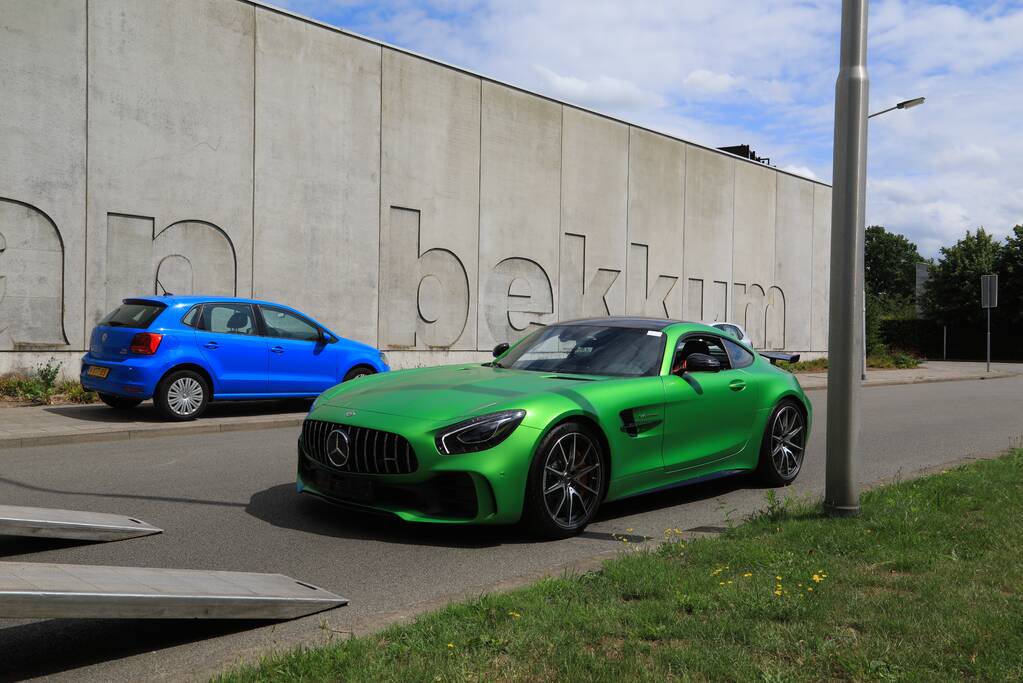 Arrestatieteam valt met zwaar geschut pand Bedrijventerrein De Wieken binnen