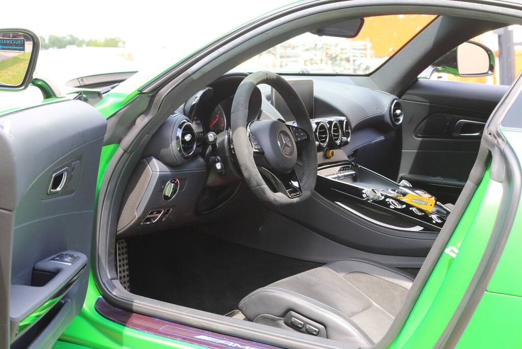 Arrestatieteam valt met zwaar geschut pand Bedrijventerrein De Wieken binnen