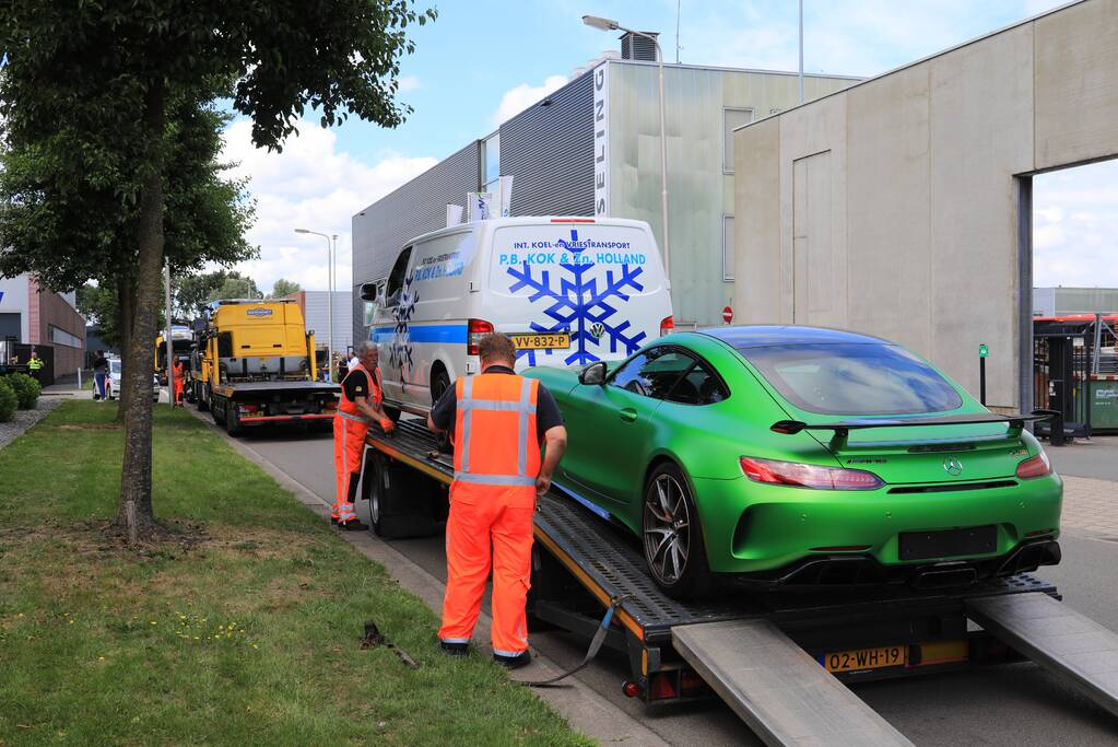 Arrestatieteam valt met zwaar geschut pand Bedrijventerrein De Wieken binnen