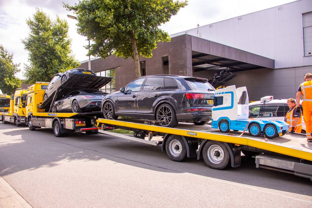 Arrestatieteam valt met zwaar geschut pand Bedrijventerrein De Wieken binnen