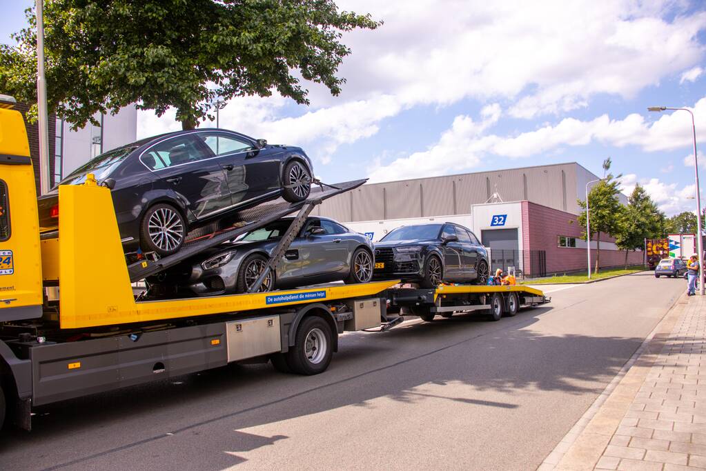 Arrestatieteam valt met zwaar geschut pand Bedrijventerrein De Wieken binnen