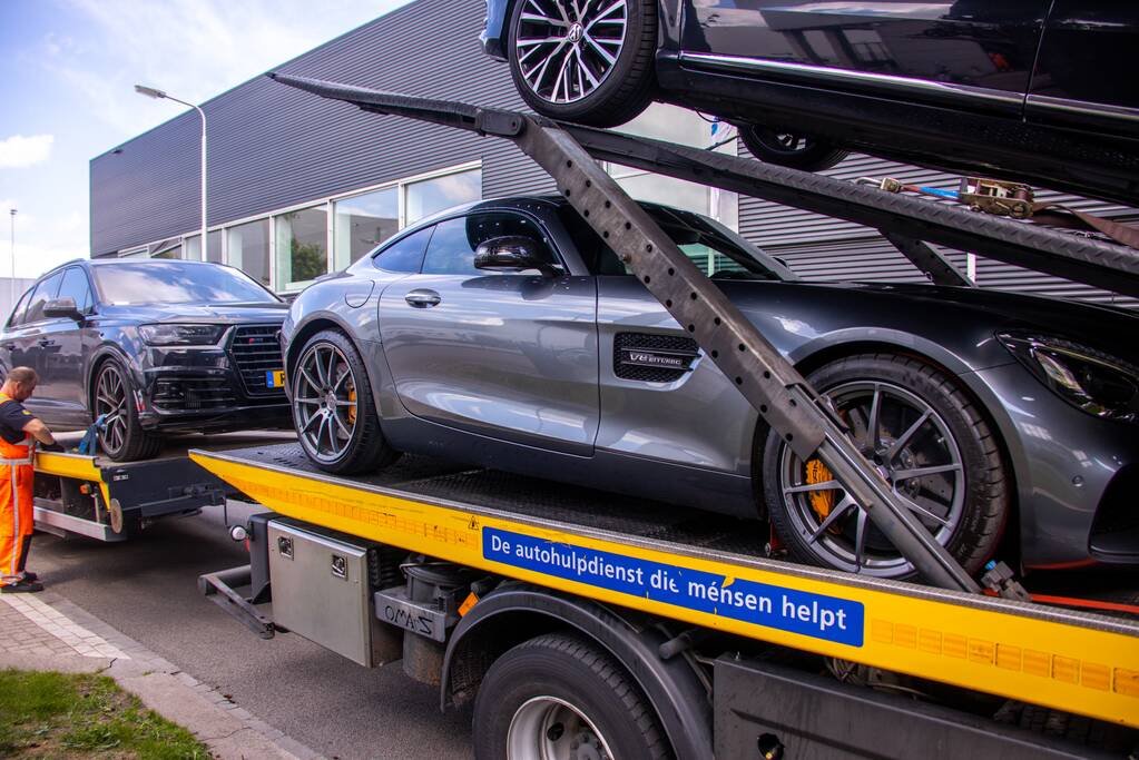 Arrestatieteam valt met zwaar geschut pand Bedrijventerrein De Wieken binnen