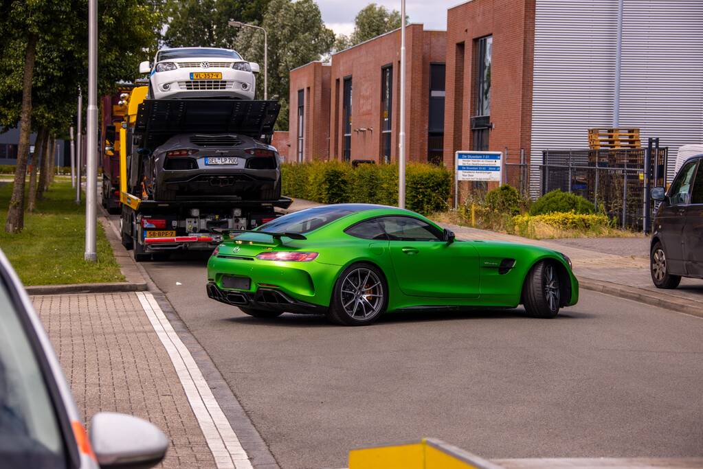 Arrestatieteam valt met zwaar geschut pand Bedrijventerrein De Wieken binnen