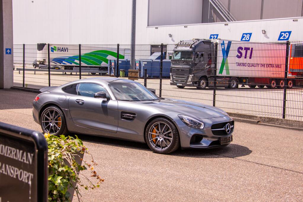 Arrestatieteam valt met zwaar geschut pand Bedrijventerrein De Wieken binnen