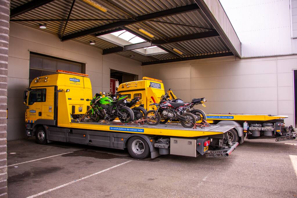 Arrestatieteam valt met zwaar geschut pand Bedrijventerrein De Wieken binnen