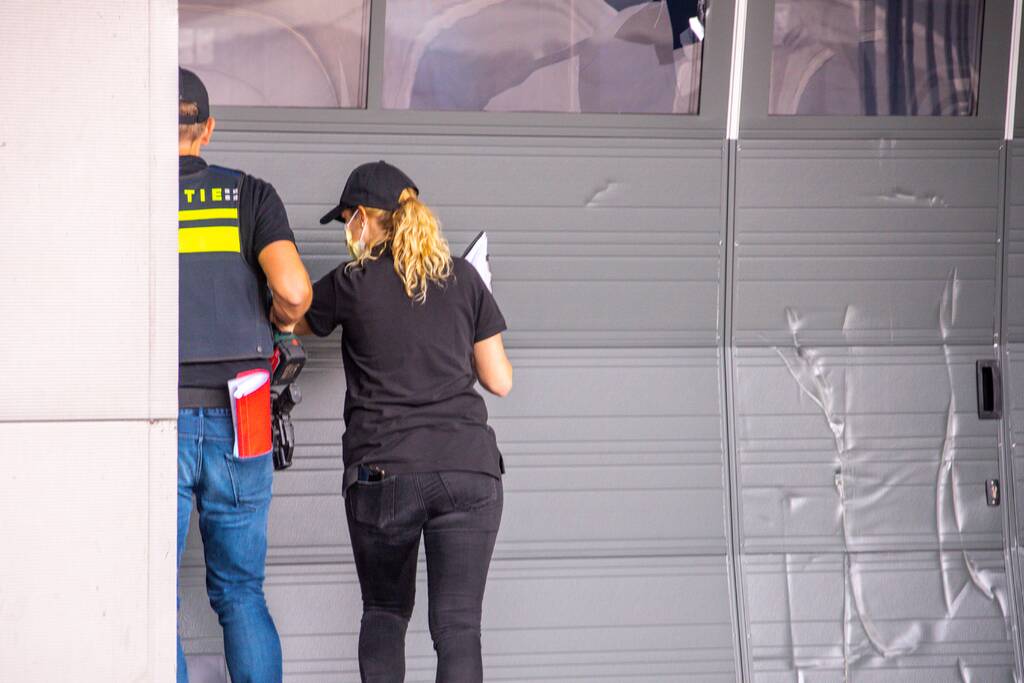 Arrestatieteam valt met zwaar geschut pand Bedrijventerrein De Wieken binnen