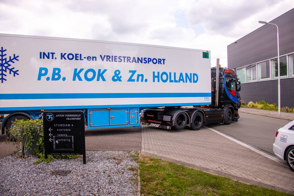 Arrestatieteam valt met zwaar geschut pand Bedrijventerrein De Wieken binnen