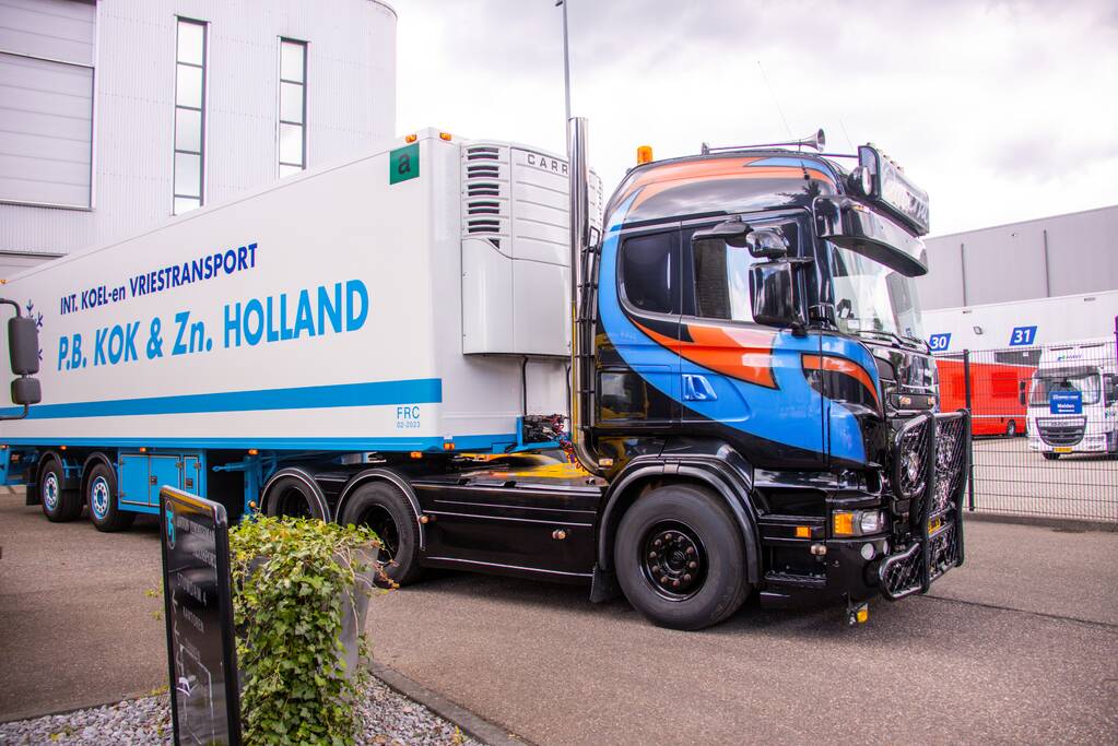 Arrestatieteam valt met zwaar geschut pand Bedrijventerrein De Wieken binnen