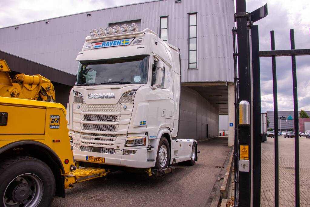 Arrestatieteam valt met zwaar geschut pand Bedrijventerrein De Wieken binnen