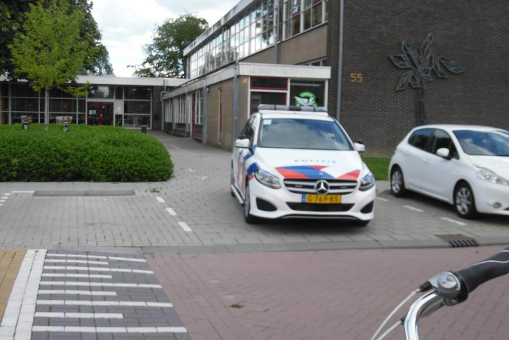Politie bij schoolgebouw na burgernetmelding