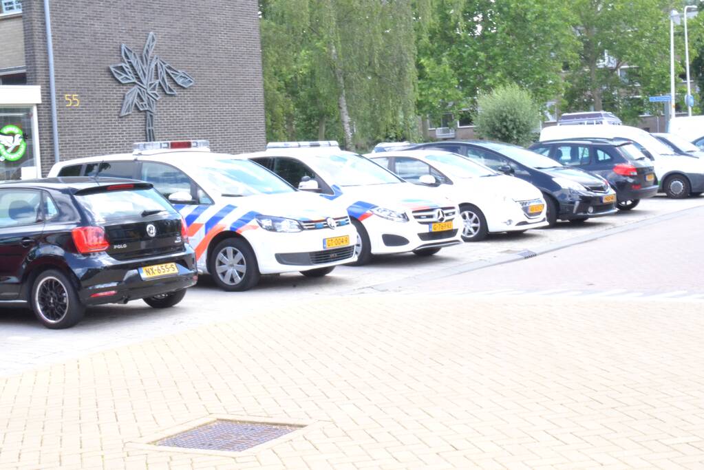 Politie bij schoolgebouw na burgernetmelding
