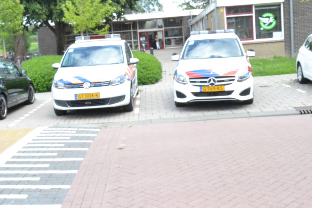 Politie bij schoolgebouw na burgernetmelding