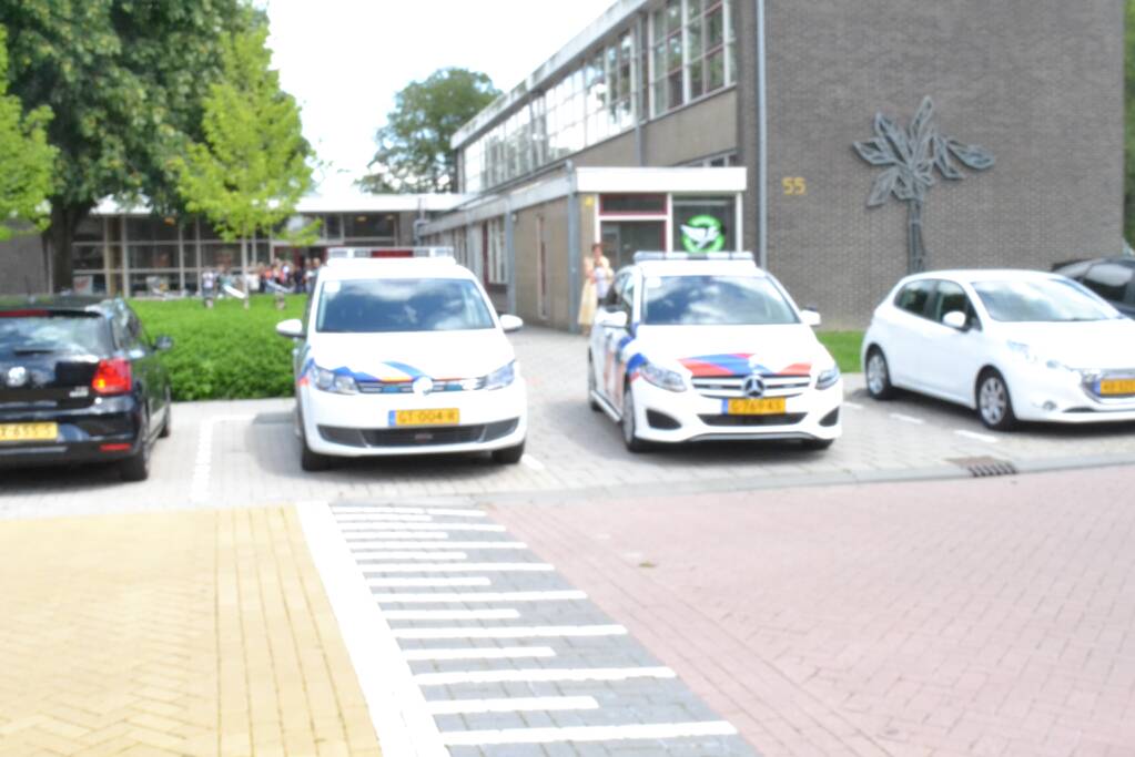 Politie bij schoolgebouw na burgernetmelding
