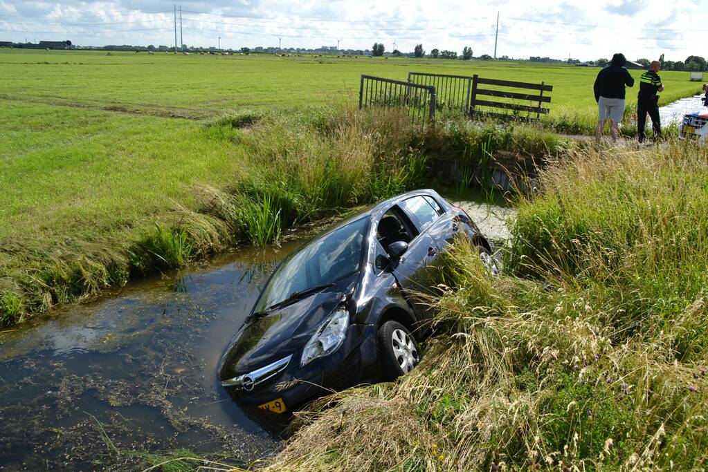 Voertuig raakt te water na inhaalactie