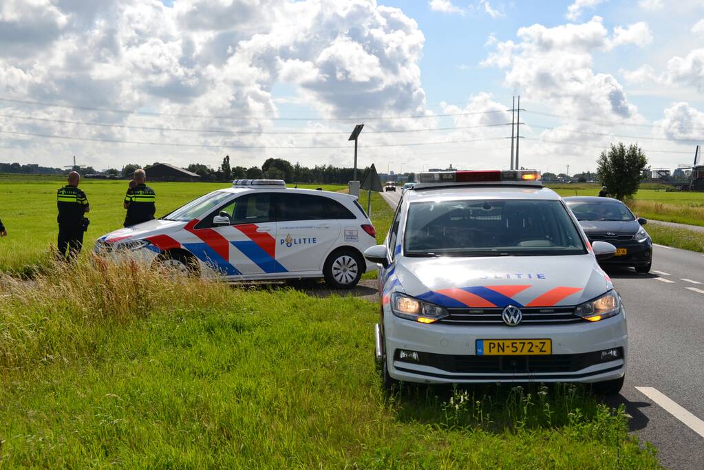 Voertuig raakt te water na inhaalactie