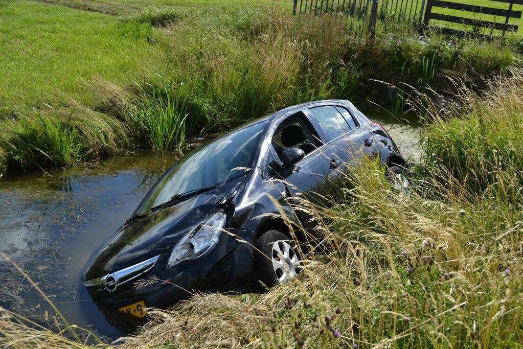 Voertuig raakt te water na inhaalactie