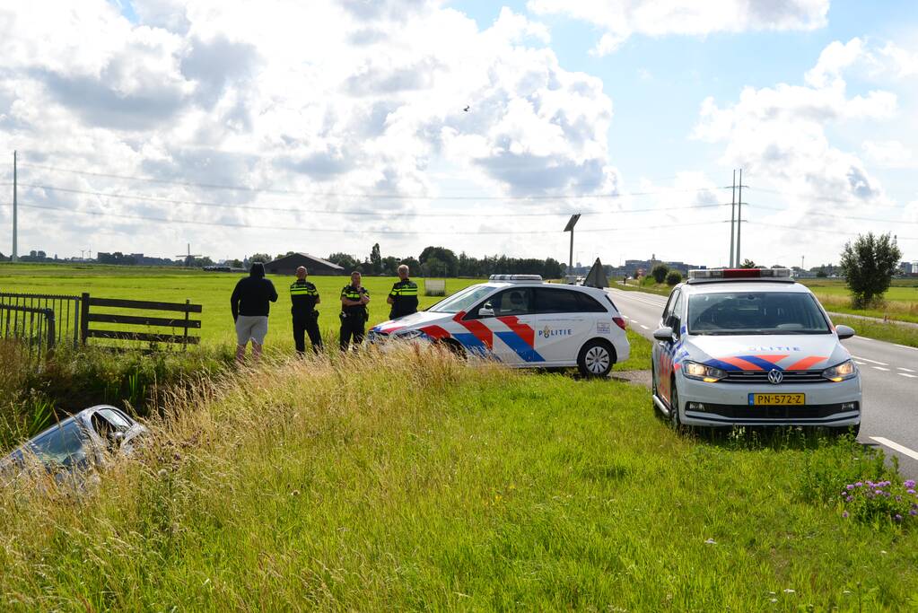 Voertuig raakt te water na inhaalactie