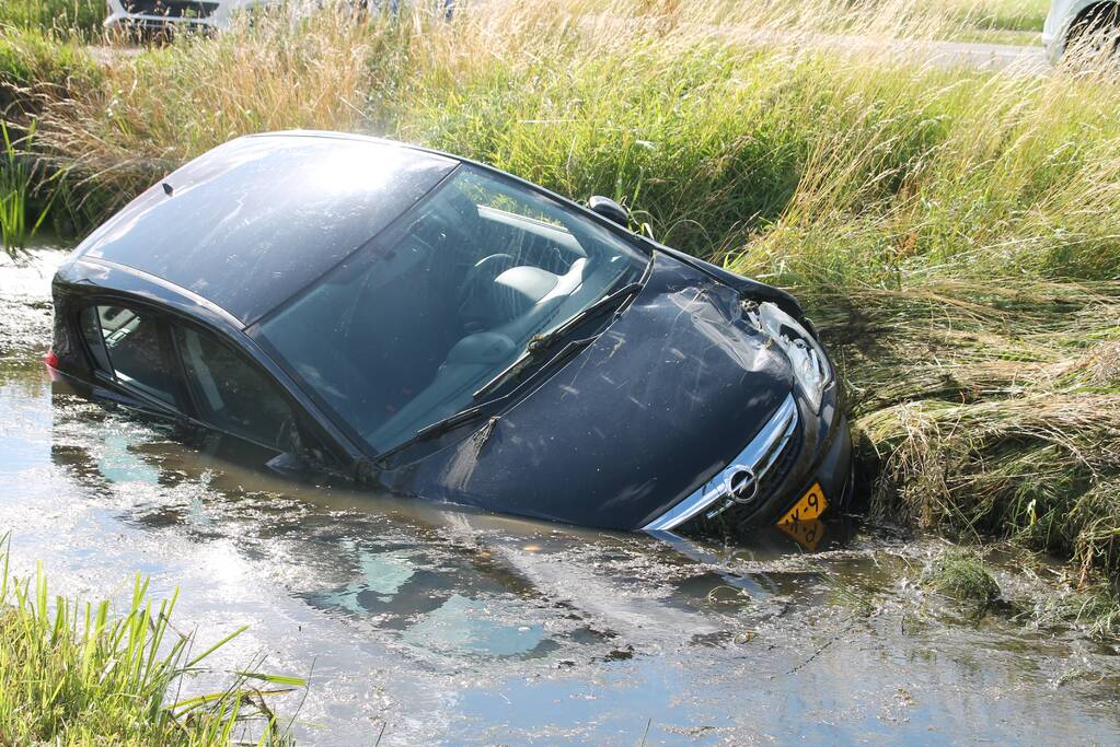 Voertuig raakt te water na inhaalactie