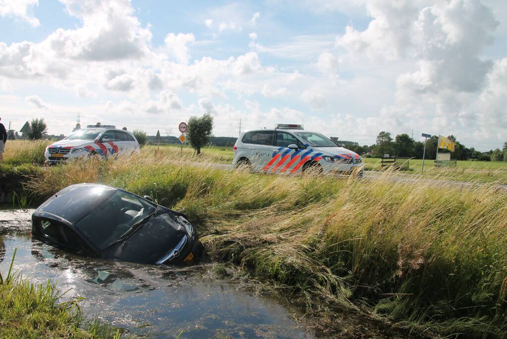 Voertuig raakt te water na inhaalactie