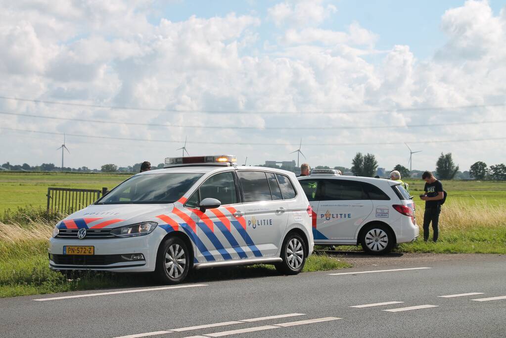 Voertuig raakt te water na inhaalactie