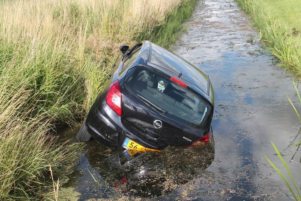 Voertuig raakt te water na inhaalactie