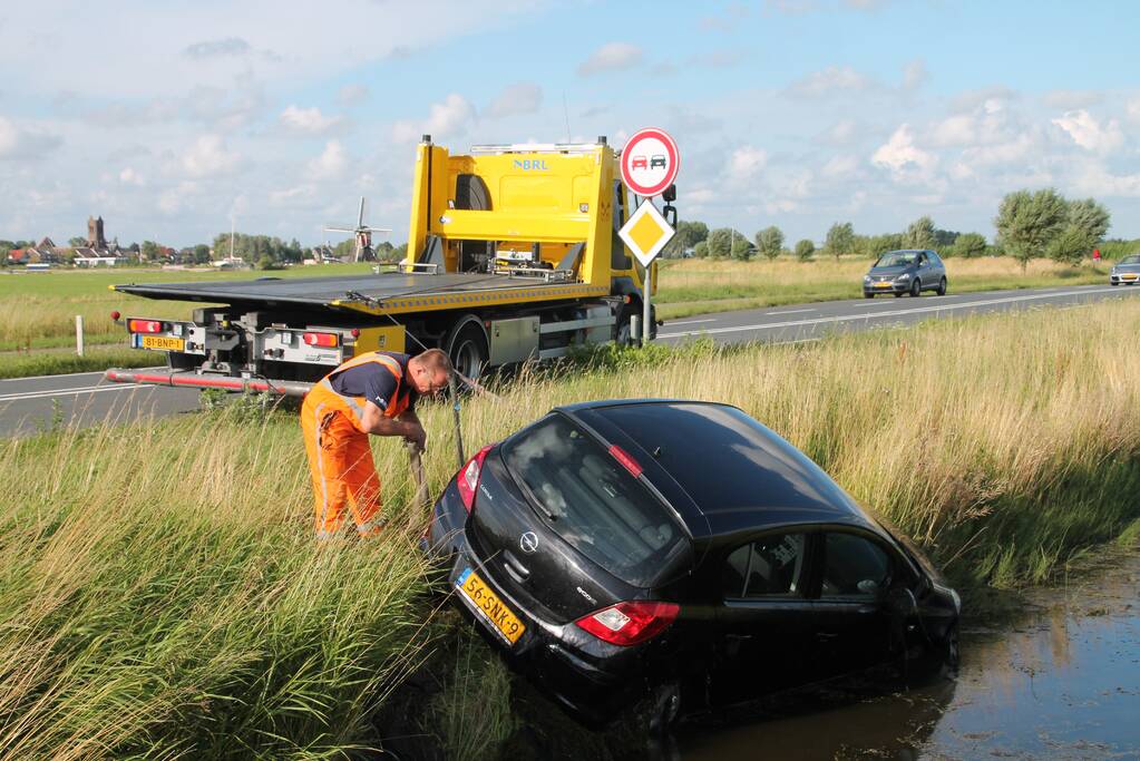 Voertuig raakt te water na inhaalactie