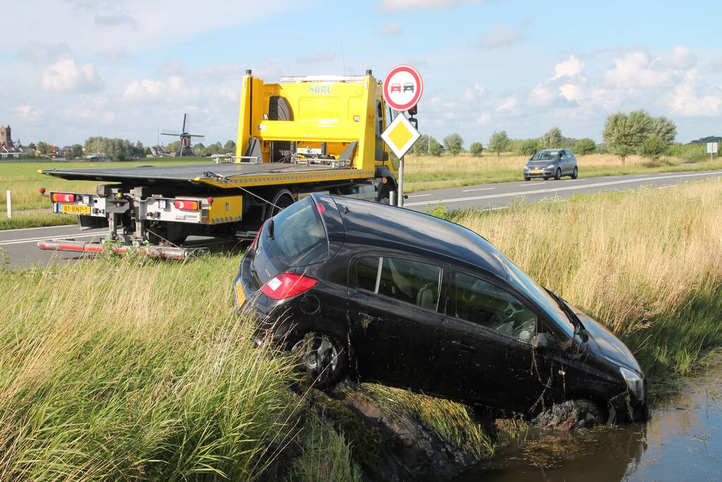 Voertuig raakt te water na inhaalactie