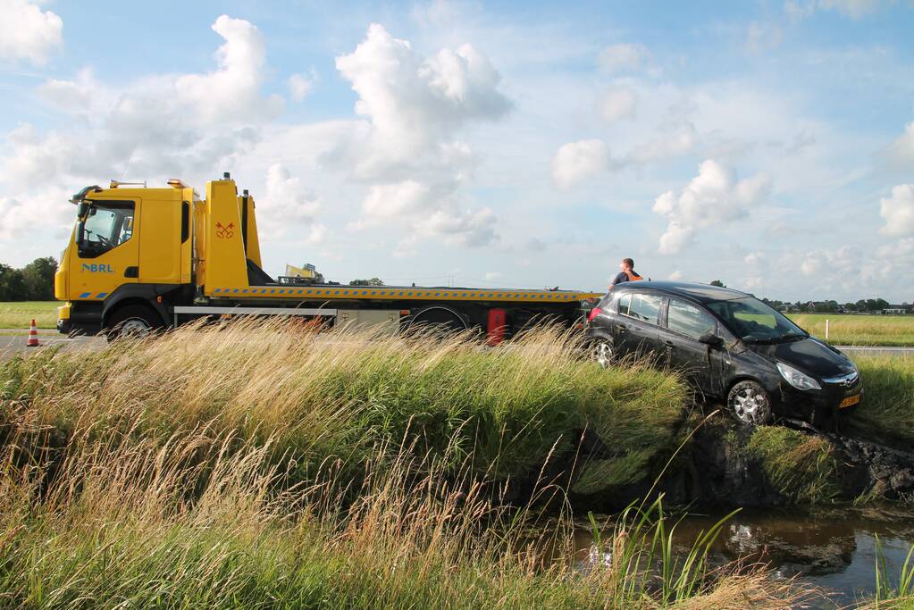 Voertuig raakt te water na inhaalactie