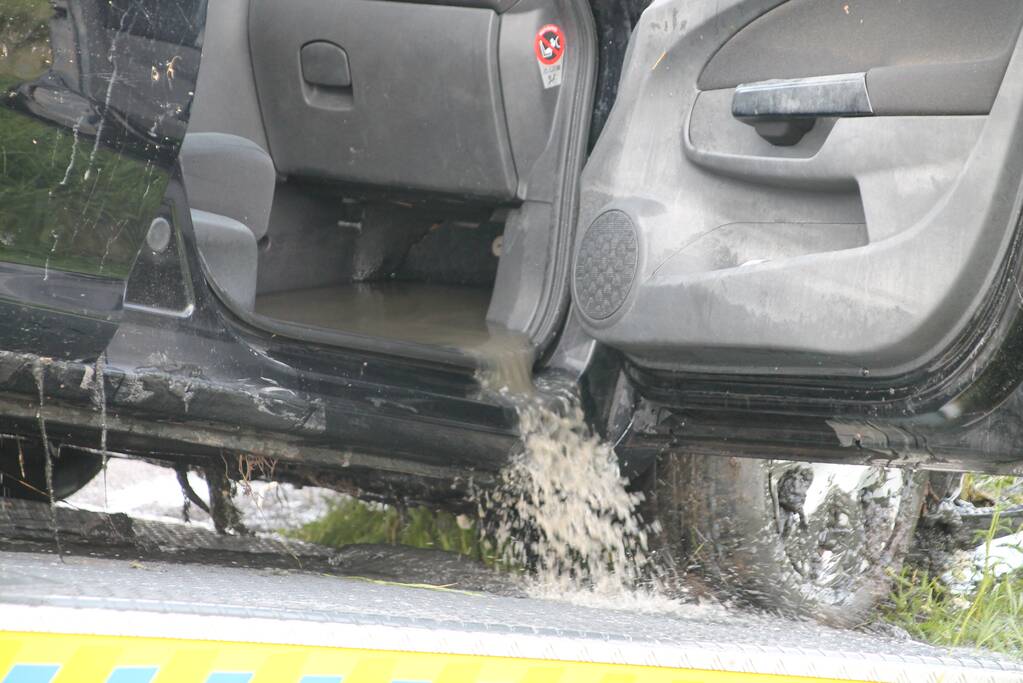 Voertuig raakt te water na inhaalactie