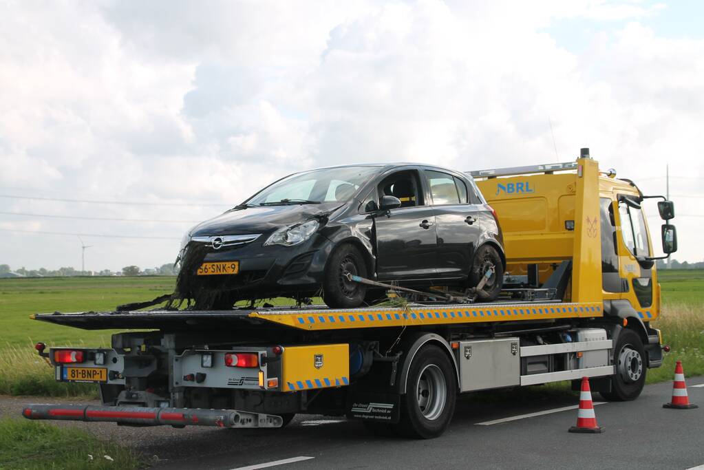 Voertuig raakt te water na inhaalactie