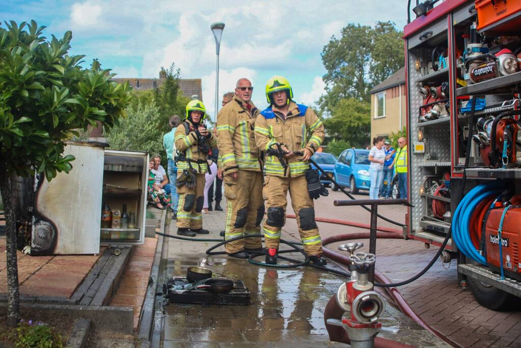Kat gered uit woning bij keukenbrand