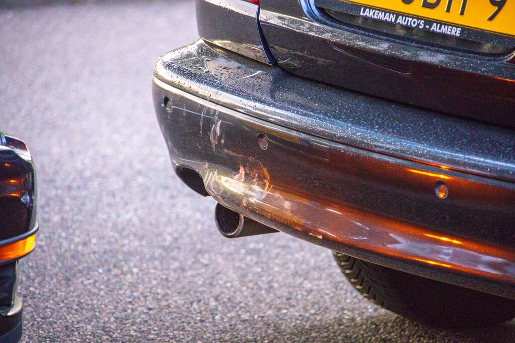 Auto botst op geparkeerde auto