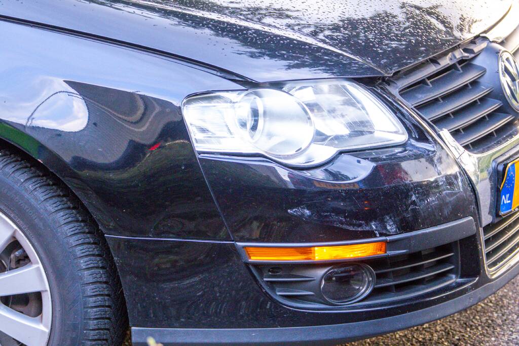 Auto botst op geparkeerde auto