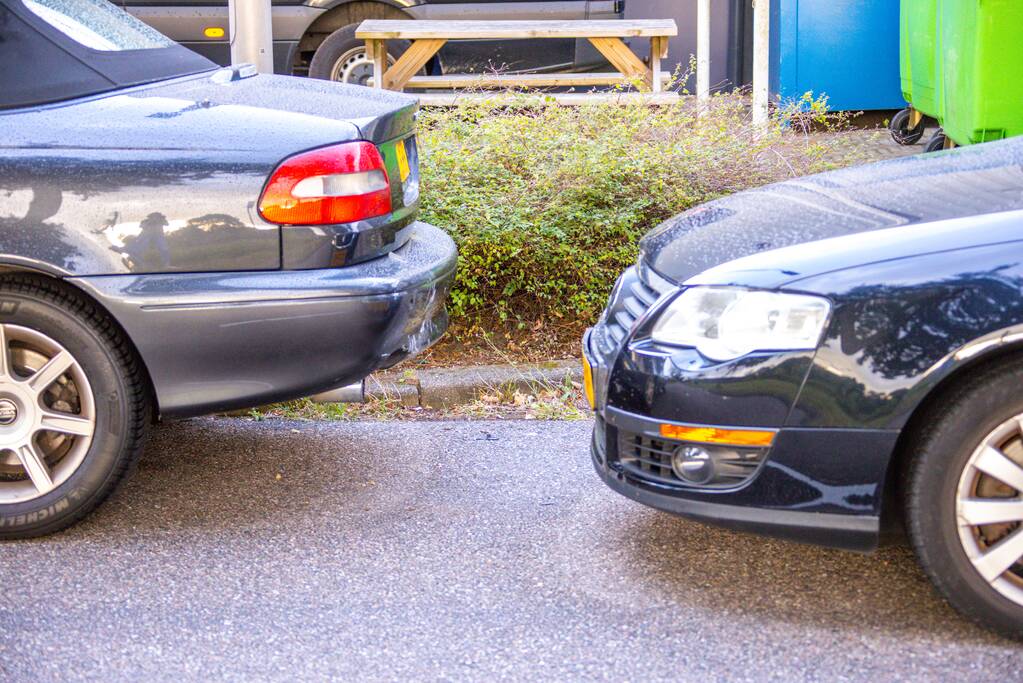 Auto botst op geparkeerde auto