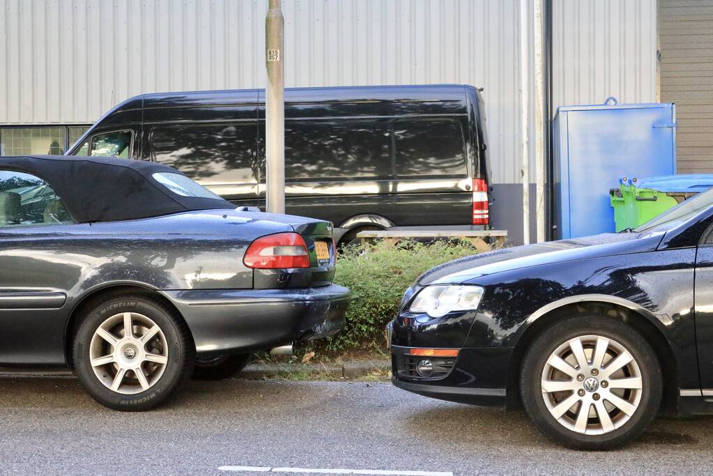 Auto botst op geparkeerde auto