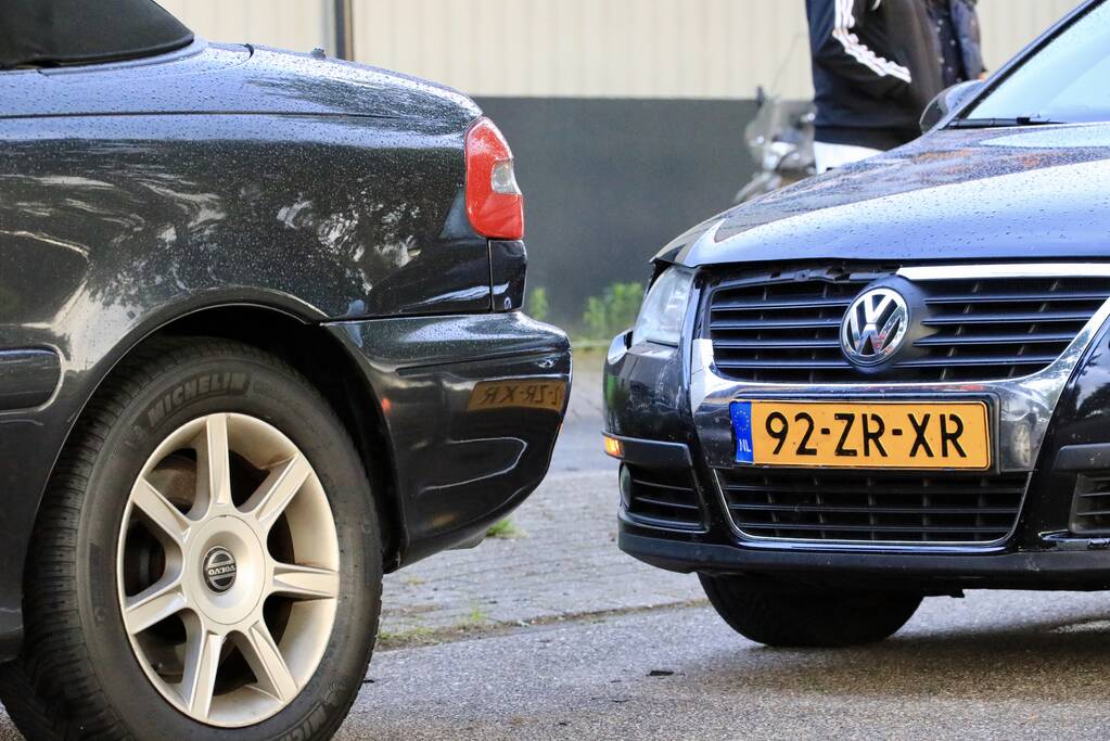 Auto botst op geparkeerde auto