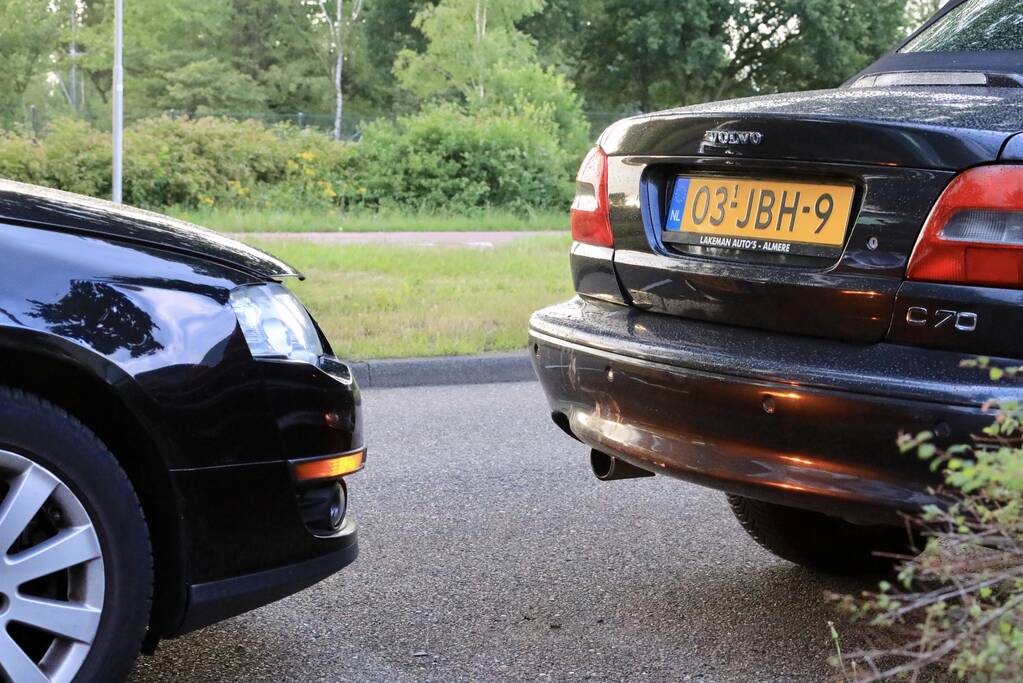 Auto botst op geparkeerde auto