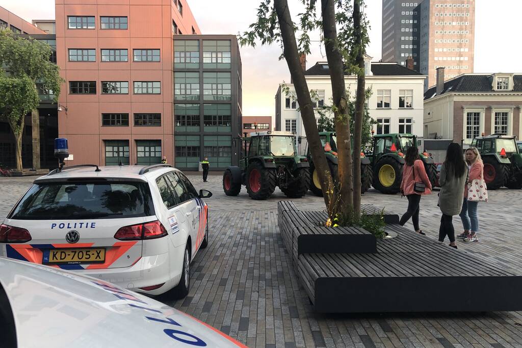 Boeren met tractoren demonstreren tegen mogelijke nieuwe voerwet