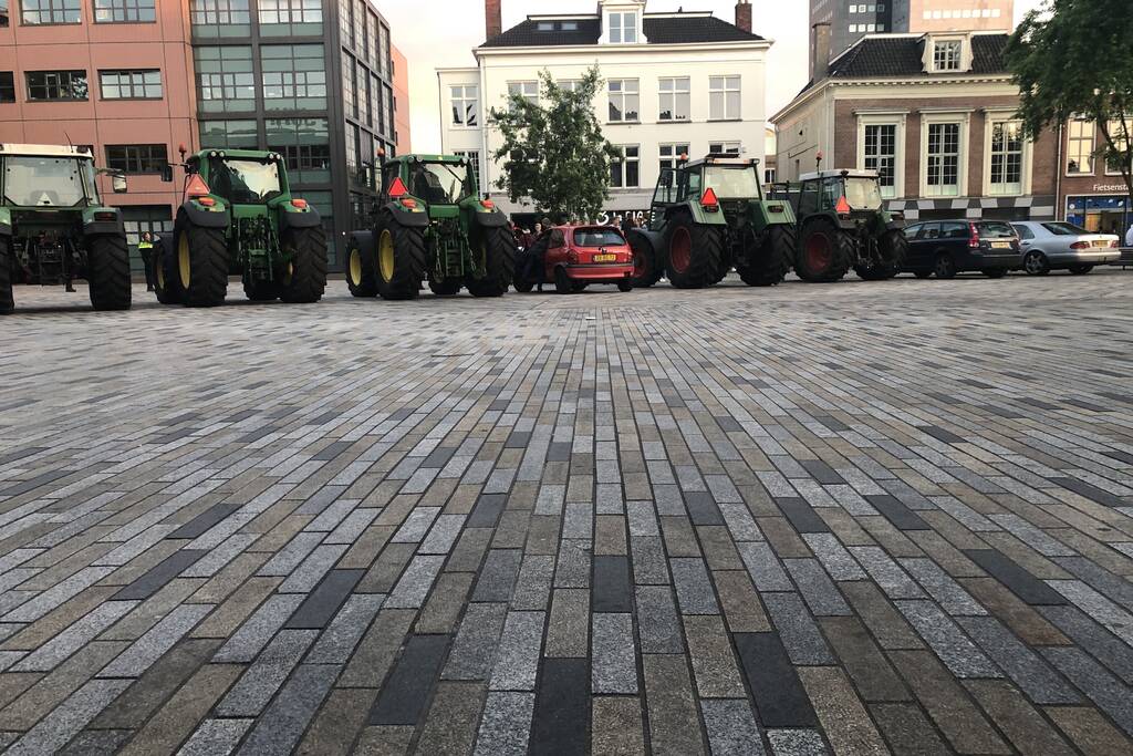 Boeren met tractoren demonstreren tegen mogelijke nieuwe voerwet