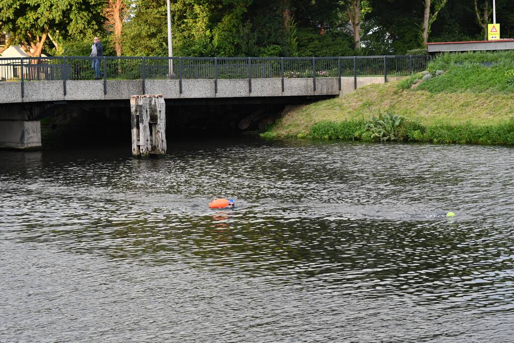 Hulpdiensten opgeroepen voor twee zwemmers
