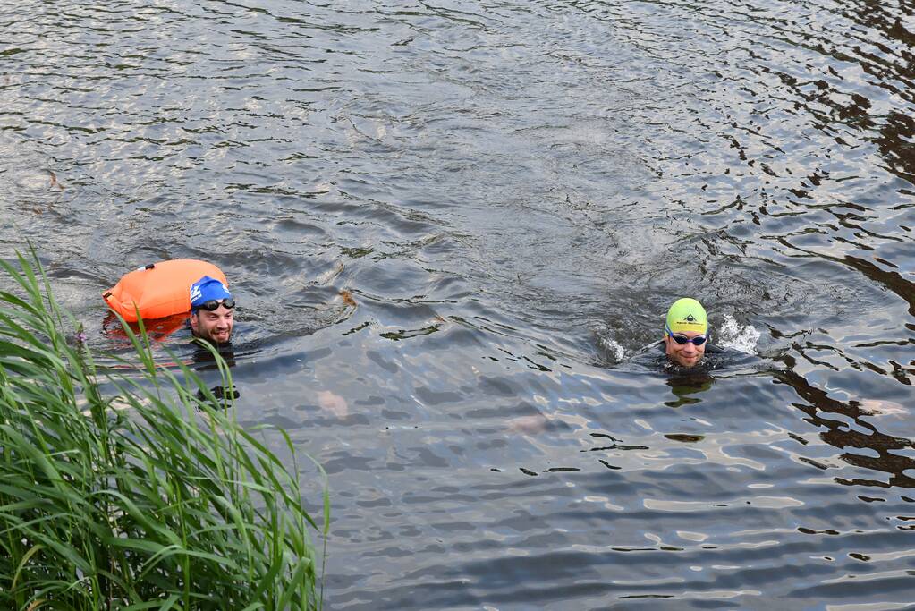 Hulpdiensten opgeroepen voor twee zwemmers