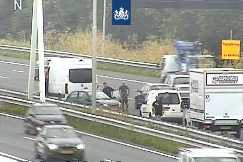 Vier auto's botsen op elkaar