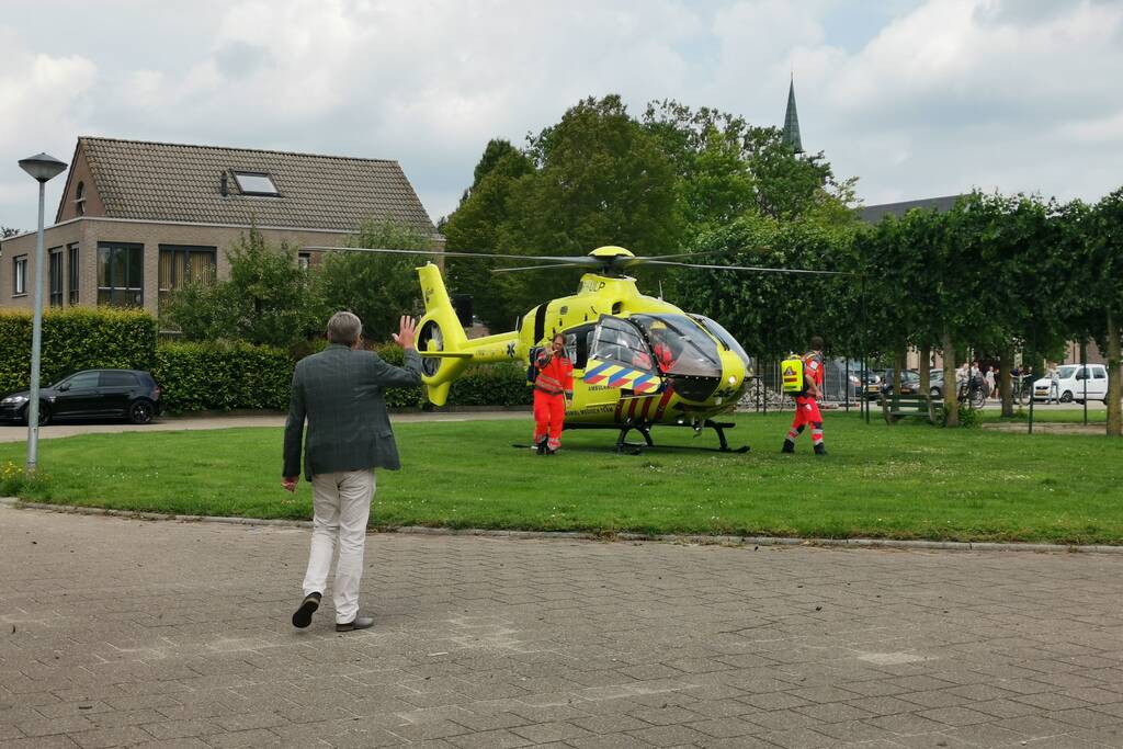 Traumahelikopter landt op grasveld voor incident in woning