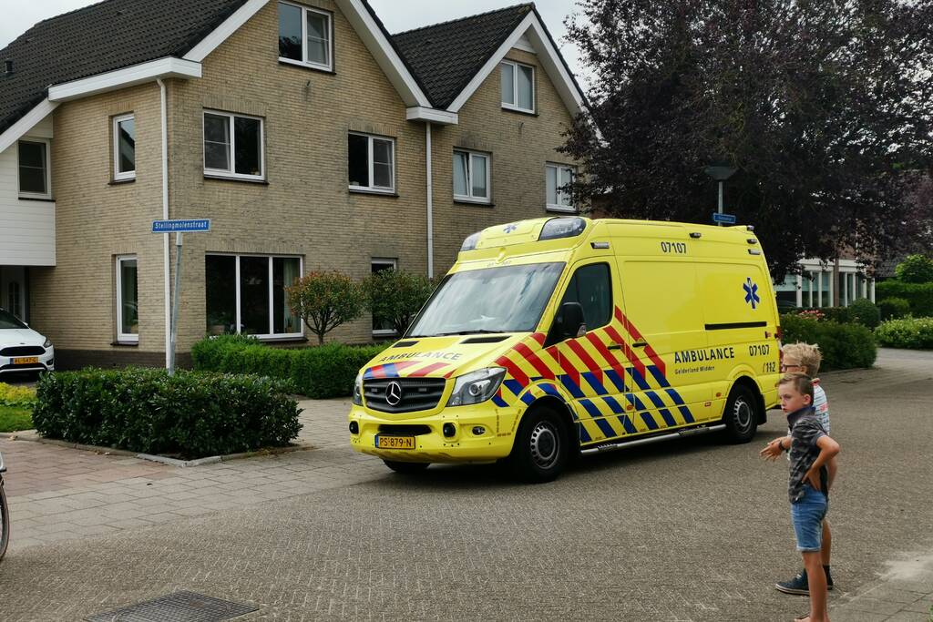 Traumahelikopter landt op grasveld voor incident in woning