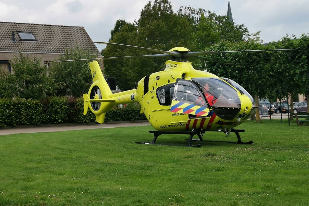 Traumahelikopter landt op grasveld voor incident in woning
