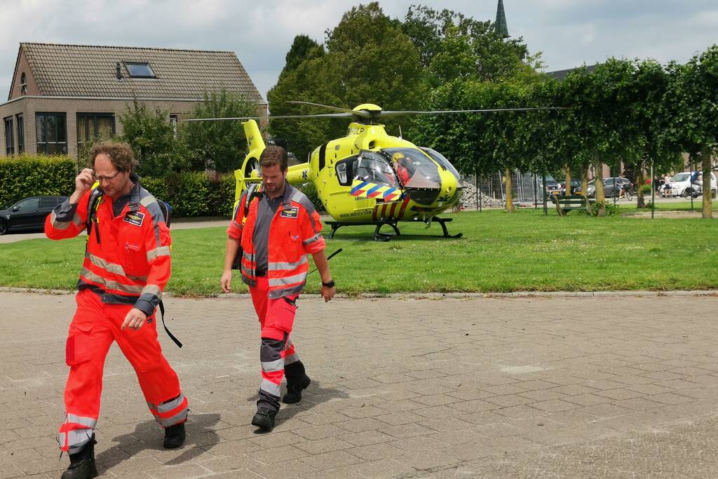 Traumahelikopter landt op grasveld voor incident in woning