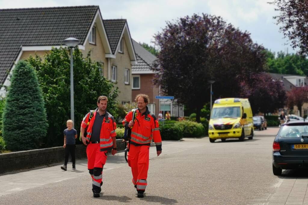 Traumahelikopter landt op grasveld voor incident in woning