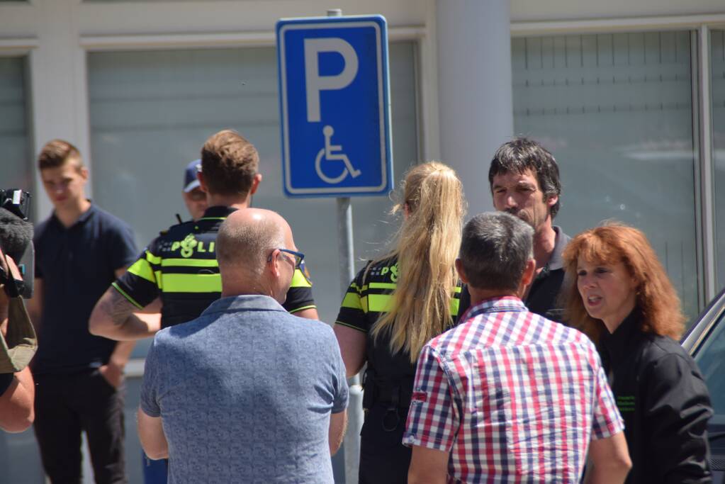 Zeeuwse boeren voeren actie bij politiebureau