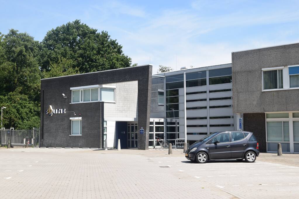 Zeeuwse boeren voeren actie bij politiebureau