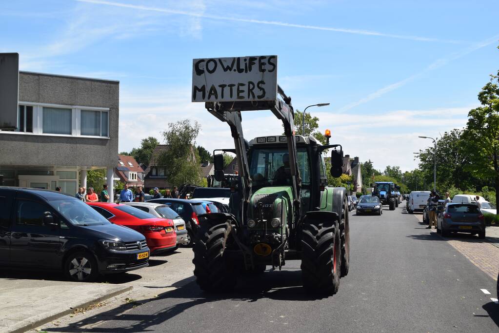 Zeeuwse boeren voeren actie bij politiebureau